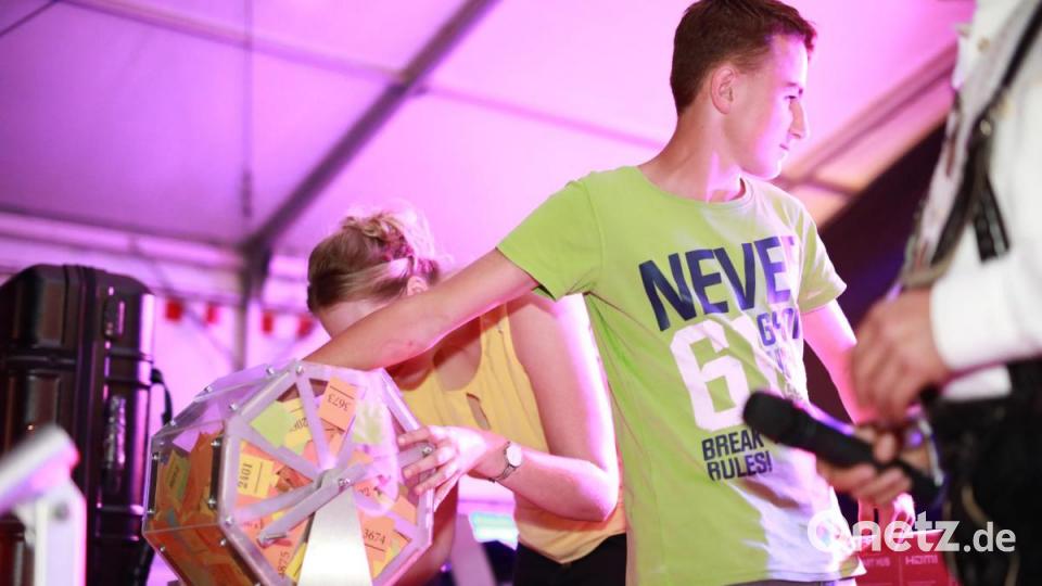 Mitternachtsverlosung mit &quot;Glücksfee&quot; Lukas. Bild: njn