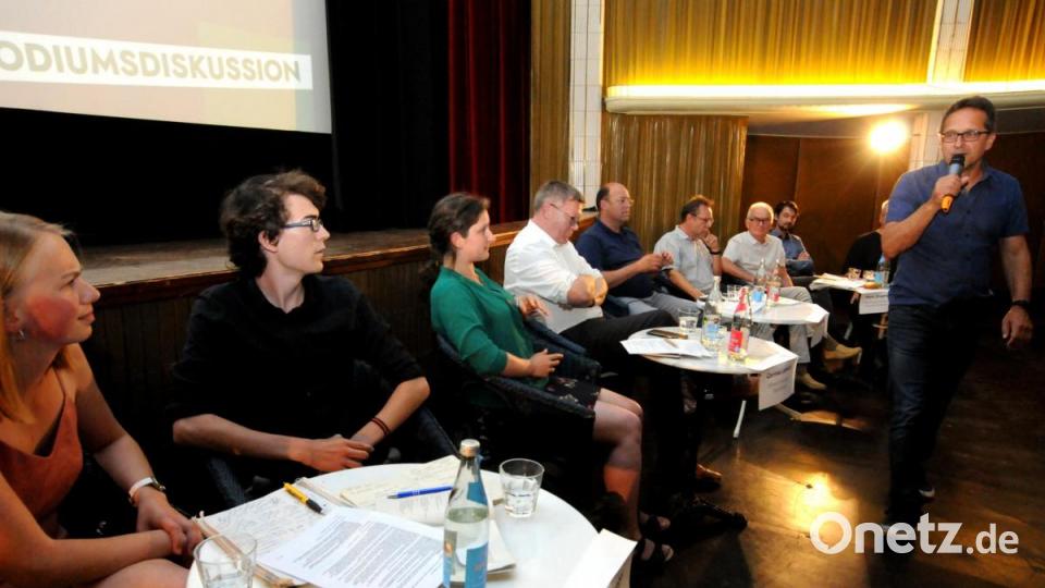 Rund 100 Bürger kamen zur Podiumsdiskussion in das Amberger Ring-Theater, um den Aktivisten, Politikern und Experten beim Gespräch zu lauschen. Bild: Stephan Huber