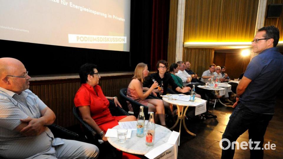 Rund 100 Bürger kamen zur Podiumsdiskussion in das Amberger Ring-Theater, um den Aktivisten, Politikern und Experten beim Gespräch zu lauschen. Bild: Stephan Huber