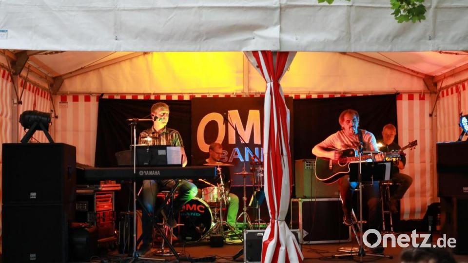 Die OMC-Band am Kirchplatz. Bild: njn