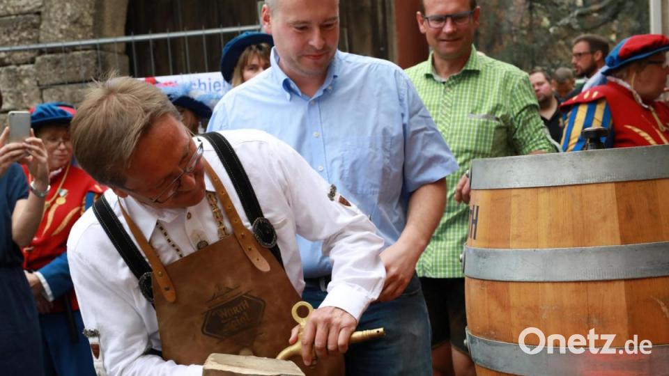 Bürgermeister Hans Donko stach das erste Fass Bier an. Bild: njn