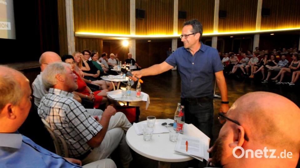 Rund 100 Bürger kamen zur Podiumsdiskussion in das Amberger Ring-Theater, um den Aktivisten, Politikern und Experten beim Gespräch zu lauschen. Bild: Stephan Huber