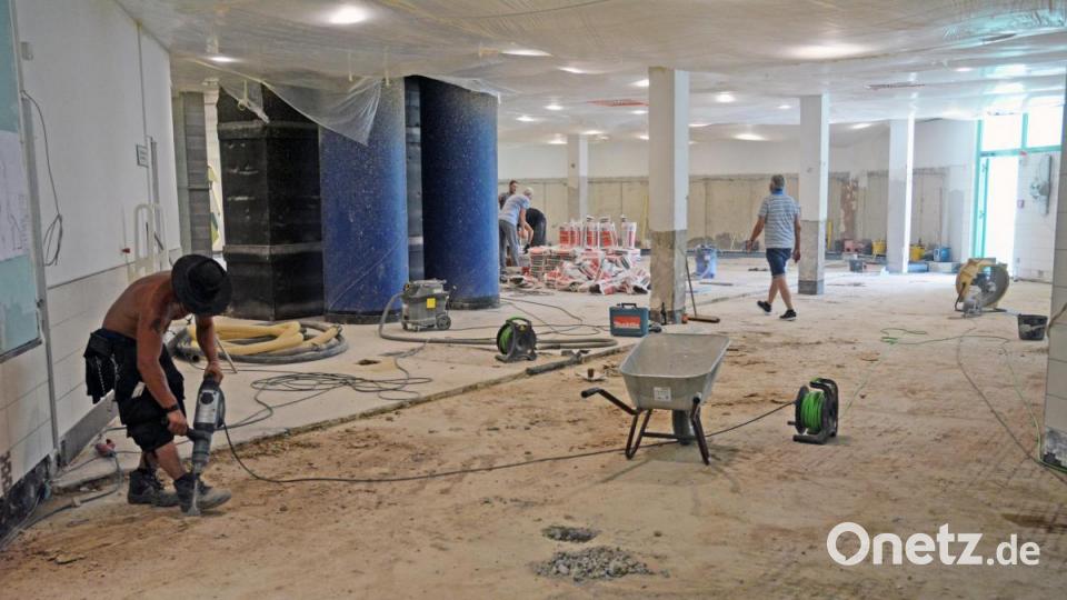 Noch gleicht die Weidener Thermenwelt einem Trümmerfeld. Ende Juli soll der Umbau abgeschlossen sein. Bild: Gabi Schönberger