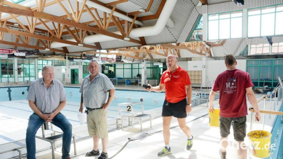 Johann Riedl, Vorstand der Stadtwerke Weiden, Klaus Kunz, Bäderleiter der Weidener Thermenwelt und Gerhard Kreutzer, stellvertretender Leiter der Thermenwelt Weiden (von links) besichtigen die Baustelle. Bild: Gabi Schönberger