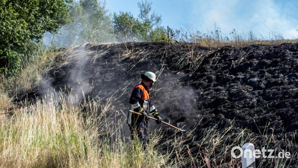 Bei Kohlberg gerät ein Getreidefeld bei Drescharbeiten in Brand. Die Feuerwehren aus Kohlberg, Hannersgrün, Schnaittenbach und Hirschau müssen anrücken um ein Übergreifen auf benachbarte Felder und die Staatsstraße 2238 zu verhindern. Bild: pml