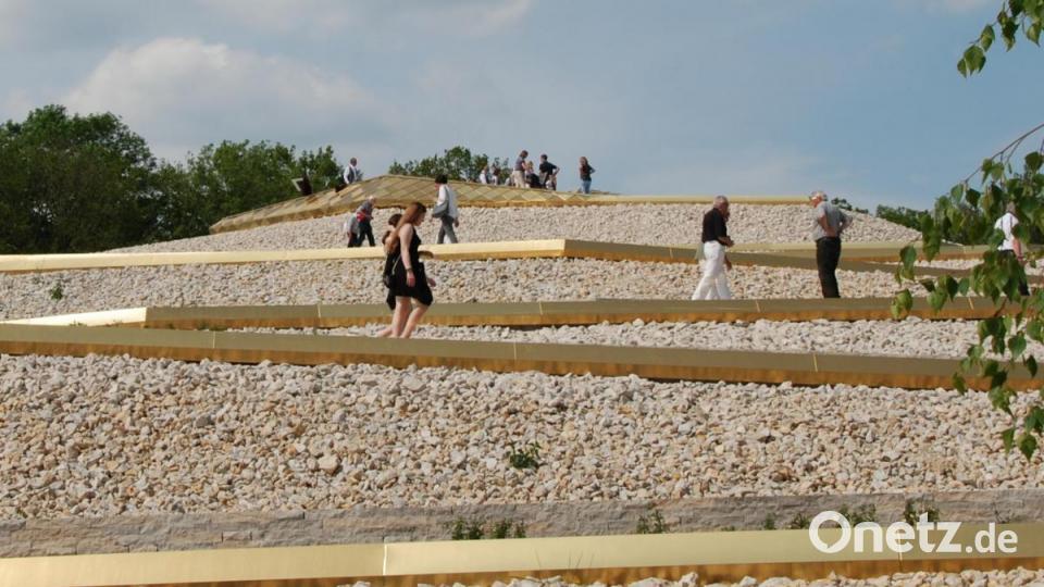 Der goldene Steg führt durch den Klingenweiherpark bis zur Bergrose. Bild: Portner