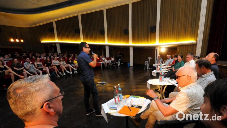 Rund 100 Bürger kamen zur Podiumsdiskussion in das Amberger Ring-Theater, um den Aktivisten, Politikern und Experten beim Gespräch zu lauschen. Bild: Stephan Huber