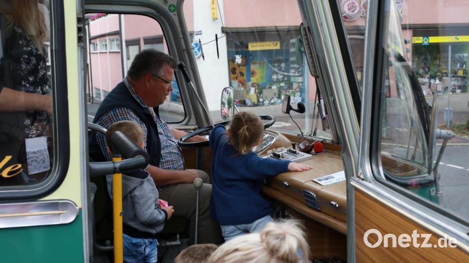 Oldtimer-Busrundfahrten waren die Attraktion. Bild: njn