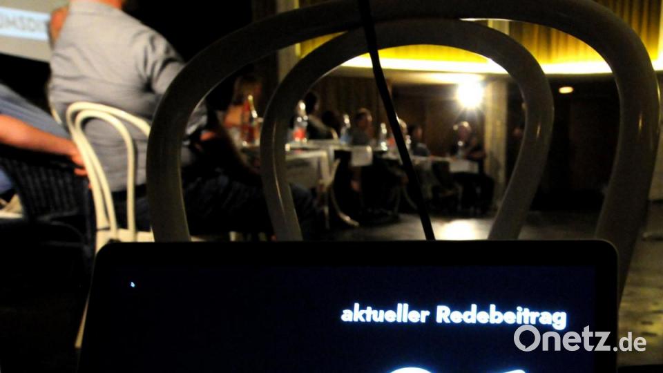 Rund 100 Bürger kamen zur Podiumsdiskussion in das Amberger Ring-Theater, um den Aktivisten, Politikern und Experten beim Gespräch zu lauschen. Bild: Stephan Huber