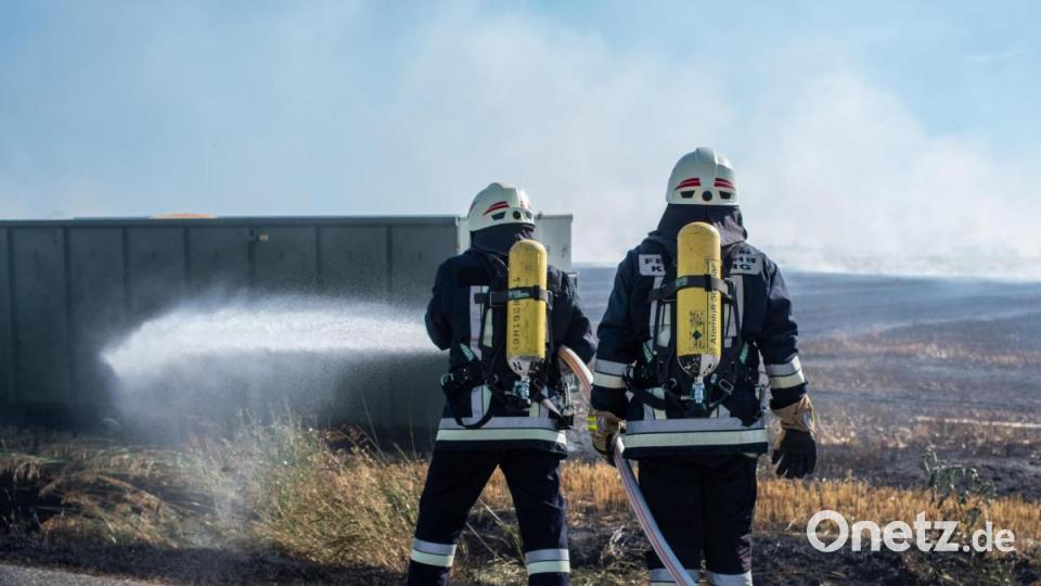 Bei Kohlberg gerät ein Getreidefeld bei Drescharbeiten in Brand. Die Feuerwehren aus Kohlberg, Hannersgrün, Schnaittenbach und Hirschau müssen anrücken um ein Übergreifen auf benachbarte Felder und die Staatsstraße 2238 zu verhindern. Bild: pml