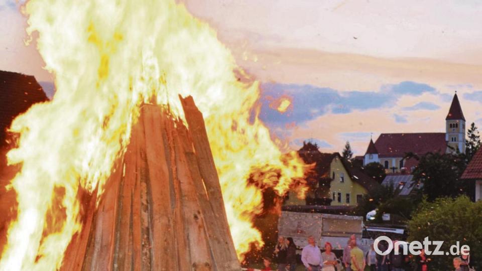 Zahlreiche Besucher waren dabei, als in Illschwang die Soldaten- und Reservistenkameradschaft das Johannisfeuer entzündete. Bild: no