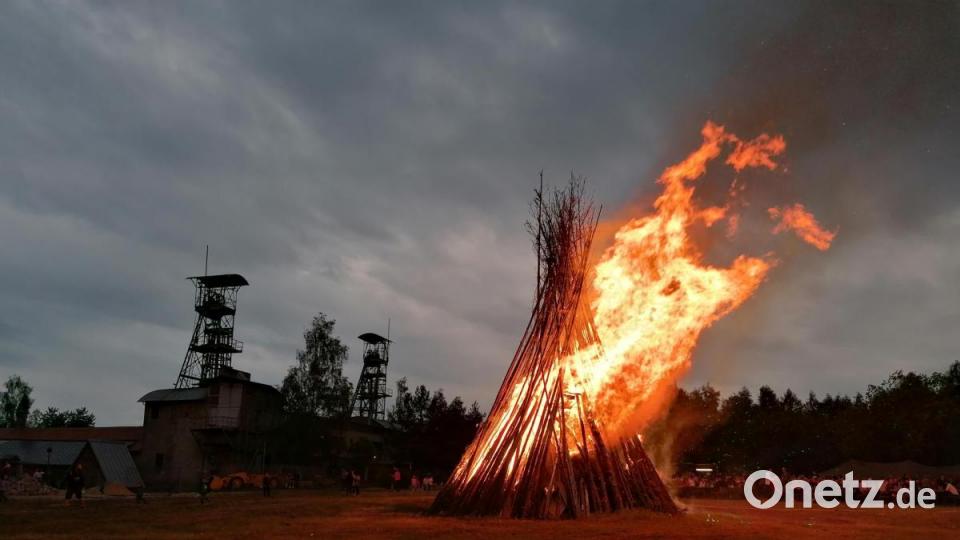 Lodernde Flammen vor Förderturm. Ein Stück Industriegeschichte und das Feuer des Johannisfeuers der KLJB Welluck-Nitzlbuch vereint auf einem Bild. Bild: jma