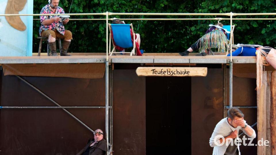 Der Brandner Kaspar kehrt nach einem Jahr auf die Freilichtbühne in Bärnau zurück. Im zweiten Teil reist er für kurze Zeit auf die Erde, um Unheil von seiner Familie abzuwenden. Bild: tr