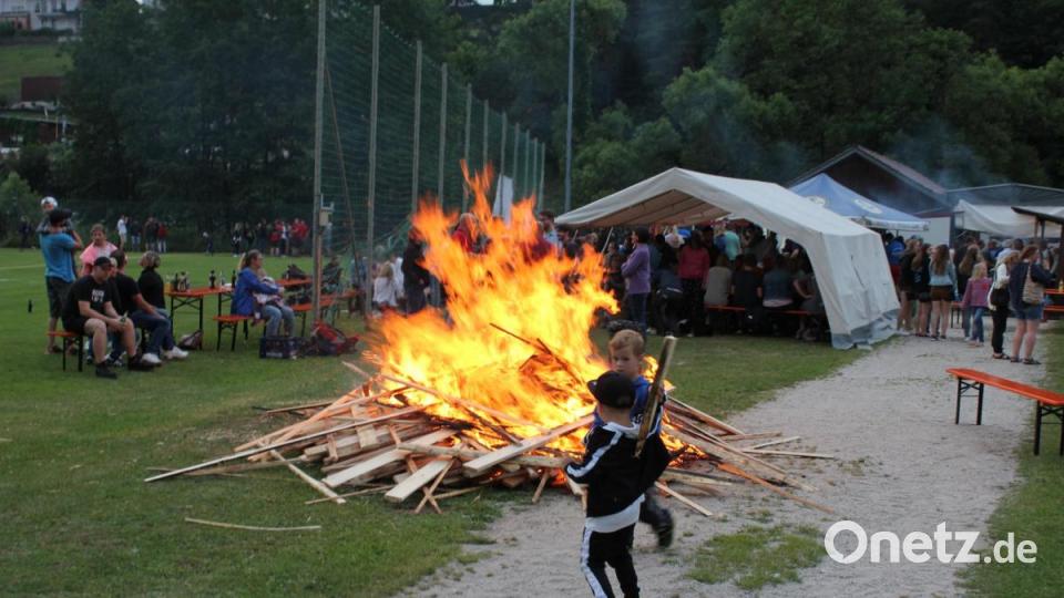 Bei der DJK Utzenhofen gab es einen Seilzug-Wettbewerb, bevor das Johannisfeuer 2019 entzündet wurde. Bild: aun