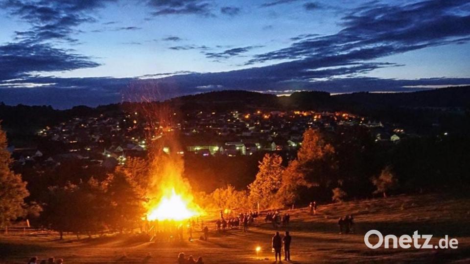 Wer hier nicht dabei war, hat etwas verpasst das zeigt diese beeindruckende Aufnahme vom Johannisfeuer in Freudenberg. Bild: Rudi Wilhelm