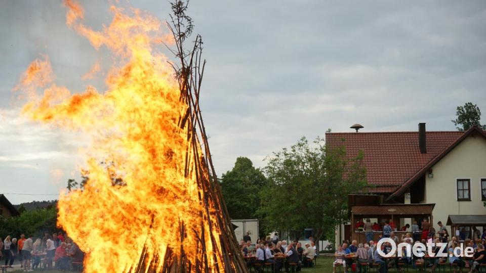 Sonntag kamen viele Besucher nach Wolfring. Dort feierten die Dorfvereine Feuerwehr, Gartenbauverein und Kegelverein das Johannisfest . Bild: nib