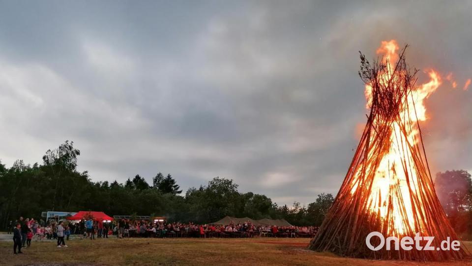 Lodernde Flammen vor Förderturm. Ein Stück Industriegeschichte und das Feuer des Johannisfeuers der KLJB Welluck-Nitzlbuch vereint auf einem Bild. Bild: jma