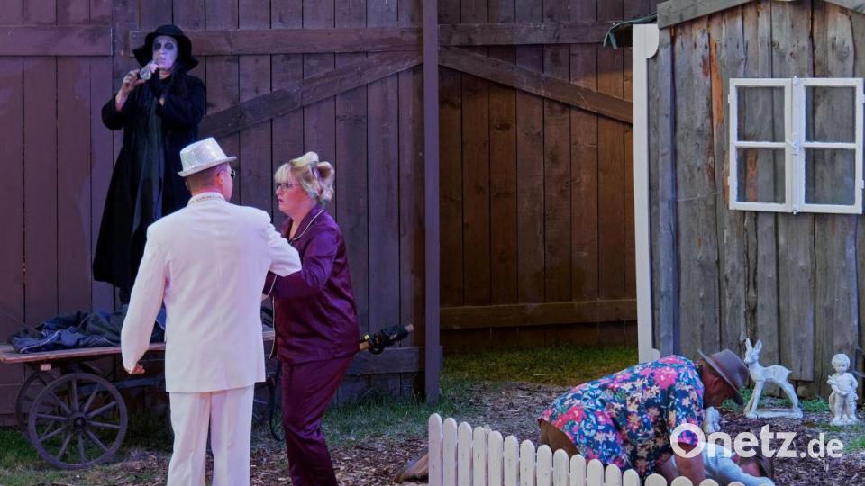 Der Brandner Kaspar kehrt nach einem Jahr auf die Freilichtbühne in Bärnau zurück. Im zweiten Teil reist er für kurze Zeit auf die Erde, um Unheil von seiner Familie abzuwenden. Bild: tr