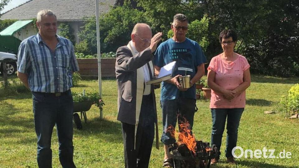 Klein, aber fein! So stellt sich das Johannisfeuer im BRK-Heim St. Ägidius Vilseck alljährlich dar. Bild: rha