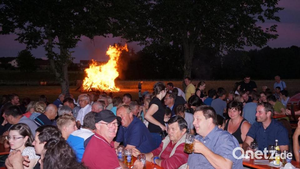 Am Freitag wurde das Feuer in Högling von den Bulldog- und Oldtimerfreunden entzündet und war sehr gut besucht. Bild: nib