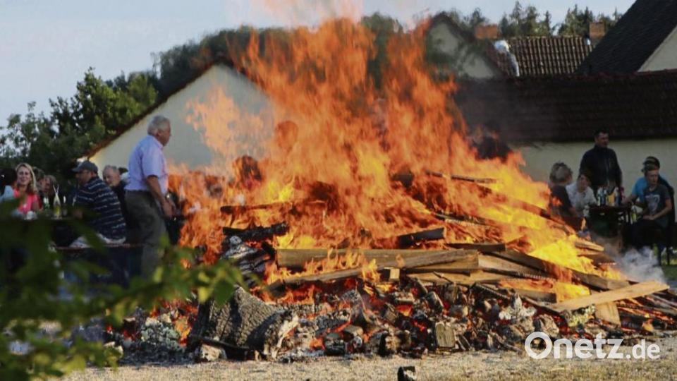 Bereits eine gute Woche vor Johanni wurde auf dem Sorghofer Dorfplatz unter Regie der Feuerwehr gefeiert. Bild: er