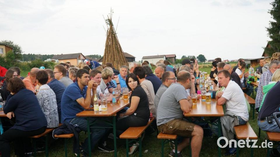 Johannisfeuer
In Knölling hatten sich die Helfer beim Aufstellen des Holzstoßes viel Mühe gegeben, am Ende siegte die Vernunft und das Feuer wurde nicht entzündet Bild: nib