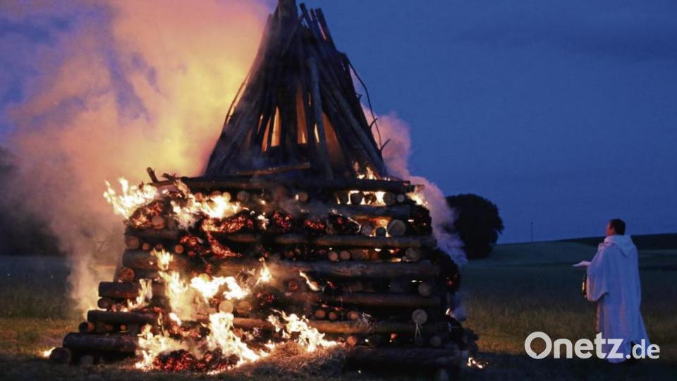 Pfarrvikar Christian Preitschaft segnet das Johannisfeuer in Höhengau. Bild: nko