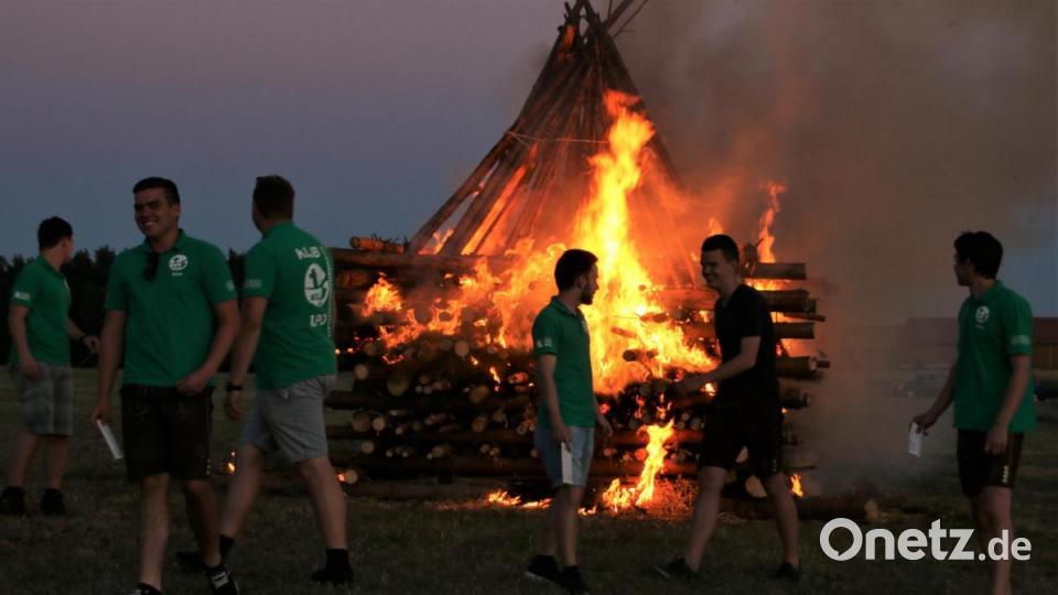 Kurz nach dem Entzünden des Johannisfeuers durch die Jugendlichen der KLJB Ursulapoppenricht. Bild: Nicole Koller