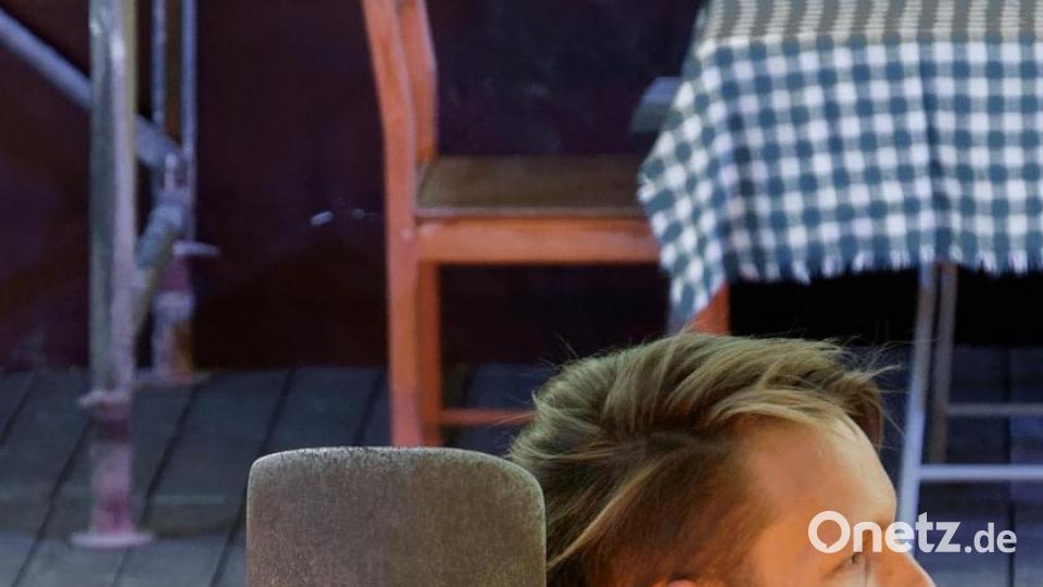 Der Brandner Kaspar kehrt nach einem Jahr auf die Freilichtbühne in Bärnau zurück. Im zweiten Teil reist er für kurze Zeit auf die Erde, um Unheil von seiner Familie abzuwenden. Bild: tr
