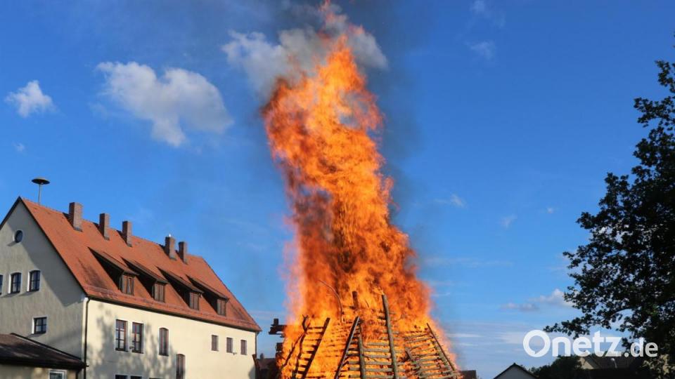 Am längsten Tag des Jahres wurde zu früher Abendstunde das Johannisfeuer am Sorghofer Dorfplatz entzündet. Zuvor segnete Pfarrvikar Hruday Kumar Madanu das Feuer. Die Freiwillige Feuerwehr Sorghof sorgte sich um das leibliche Wohl der zahlreichen Gäste und hatte ein wachsames Auge auf die Feuersbrunst. Bild: er