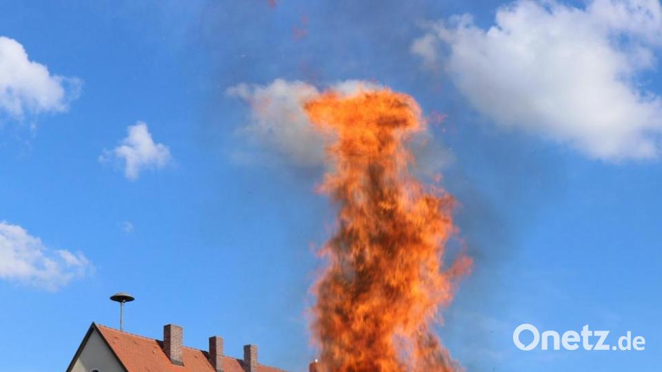 Am längsten Tag des Jahres wurde zu früher Abendstunde das Johannisfeuer am Sorghofer Dorfplatz entzündet. Zuvor segnete Pfarrvikar Hruday Kumar Madanu das Feuer. Die Freiwillige Feuerwehr Sorghof sorgte sich um das leibliche Wohl der zahlreichen Gäste und hatte ein wachsames Auge auf die Feuersbrunst. Bild: er