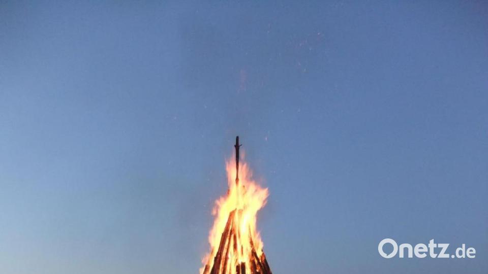 Das weithin sichtbare Johannifeuer hat am Pittersberg Tradition. 
Die Sonnenwende ist angepeilt und so schnell vergeht doch die Zeit, so die Gäste. Pfarrer Josef Beer segnete das Feuer und dankte der Landjugend für Engagement. Bild: gm