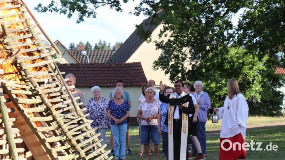 Am längsten Tag des Jahres wurde zu früher Abendstunde das Johannisfeuer am Sorghofer Dorfplatz entzündet. Zuvor segnete Pfarrvikar Hruday Kumar Madanu das Feuer. Die Freiwillige Feuerwehr Sorghof sorgte sich um das leibliche Wohl der zahlreichen Gäste und hatte ein wachsames Auge auf die Feuersbrunst. Bild: er