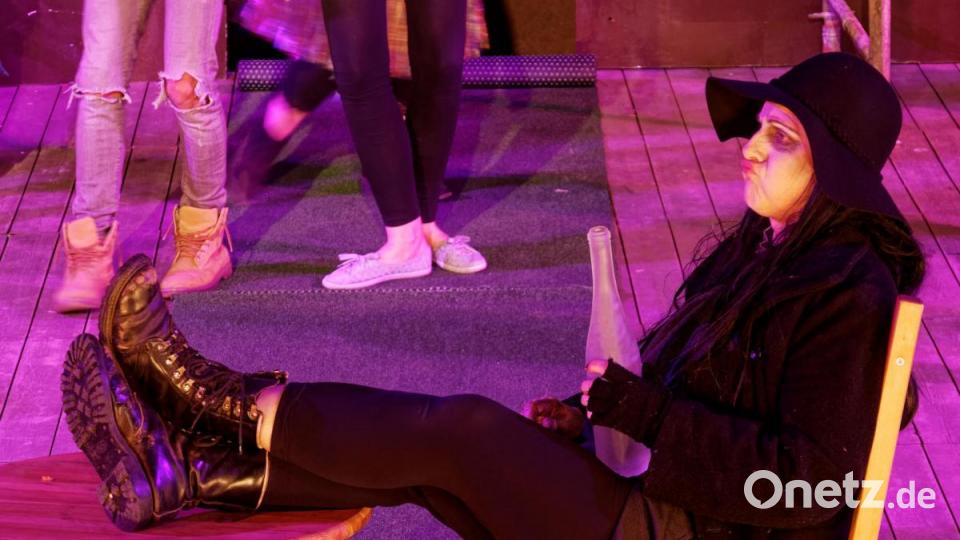 Der Brandner Kaspar kehrt nach einem Jahr auf die Freilichtbühne in Bärnau zurück. Im zweiten Teil reist er für kurze Zeit auf die Erde, um Unheil von seiner Familie abzuwenden. Bild: tr