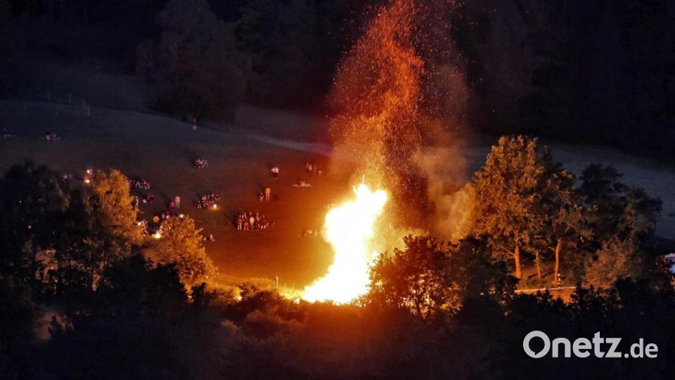 Das Johannisfeuer von Freudenberg aus eher ungewöhnlicher Luftperspektive. Bild: Georg Hippeli