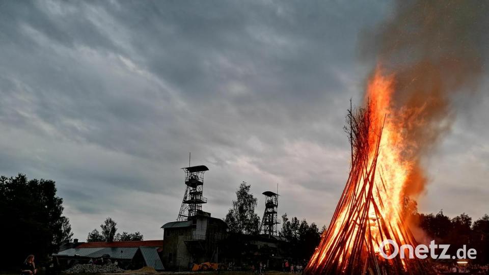 Lodernde Flammen vor Förderturm. Ein Stück Industriegeschichte und das Feuer des Johannisfeuers der KLJB Welluck-Nitzlbuch vereint auf einem Bild. Bild: jma