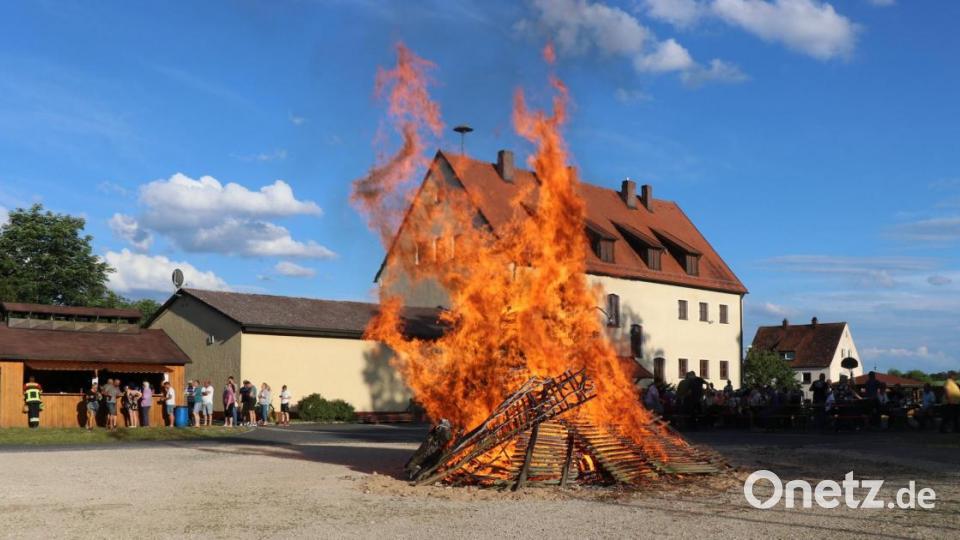 Am längsten Tag des Jahres wurde zu früher Abendstunde das Johannisfeuer am Sorghofer Dorfplatz entzündet. Zuvor segnete Pfarrvikar Hruday Kumar Madanu das Feuer. Die Freiwillige Feuerwehr Sorghof sorgte sich um das leibliche Wohl der zahlreichen Gäste und hatte ein wachsames Auge auf die Feuersbrunst. Bild: er