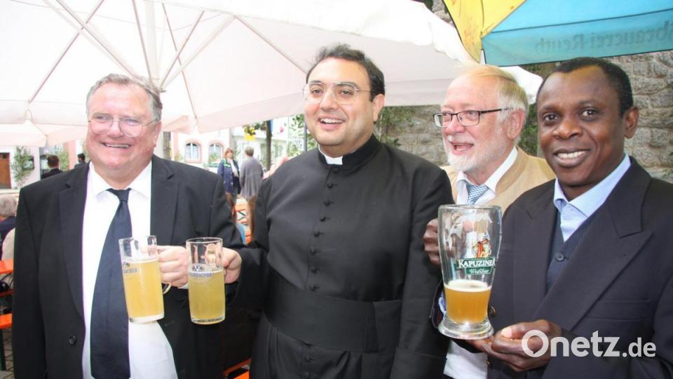 Anstoßen auf die Primiz. Ob Bier oder Limonade, das Fest wurde gebührend gefeiert. Im Bild – von links – Pfarrer Reinhard Forster aus Kirchenpingarten (ehemals Geistlicher in Falkenberg), Jaime-Pasqual Hannig, Bürgermeister Herbert Bauer und Pfarrer Franklin Mboma. Bild: wro