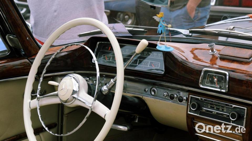 Lenkradschaltung und zahlreiche Knöpfe, kein Touchscreen, so das Armaturenbrett eines 50 Jahre alten Mercedes. Bild: gf