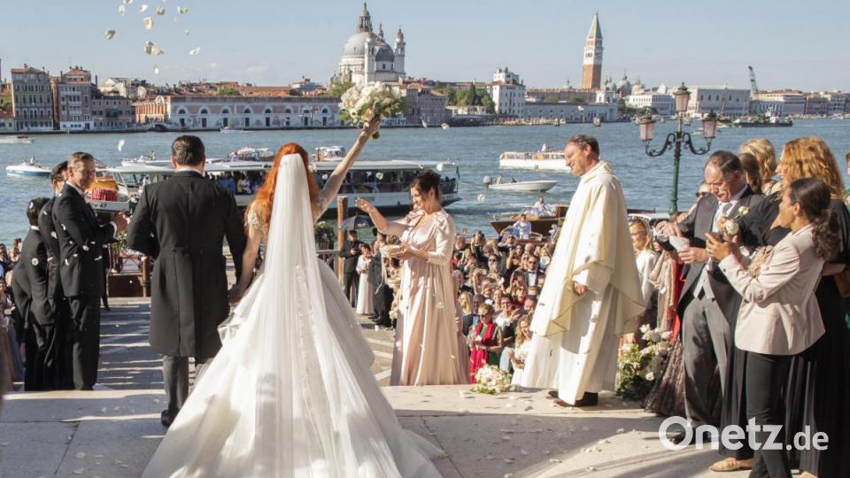 Pure Lebensfreude auf der Insel San Clemente: Barbara Meier winkt den Gästen mit dem Brautstrauß zu. Bild: Chris Singer