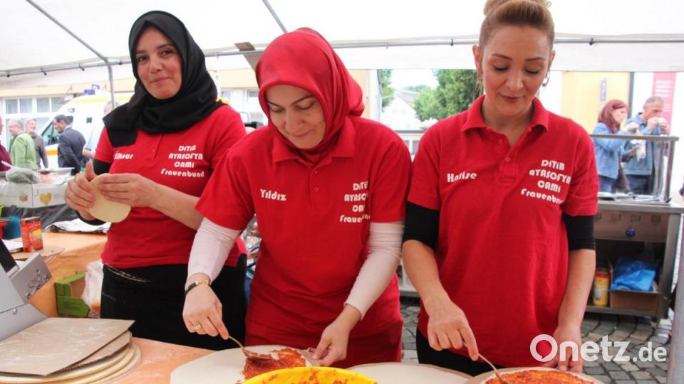 Der türkische Frauenbund bereitete leckere Lahmacun zu. Bild: kro