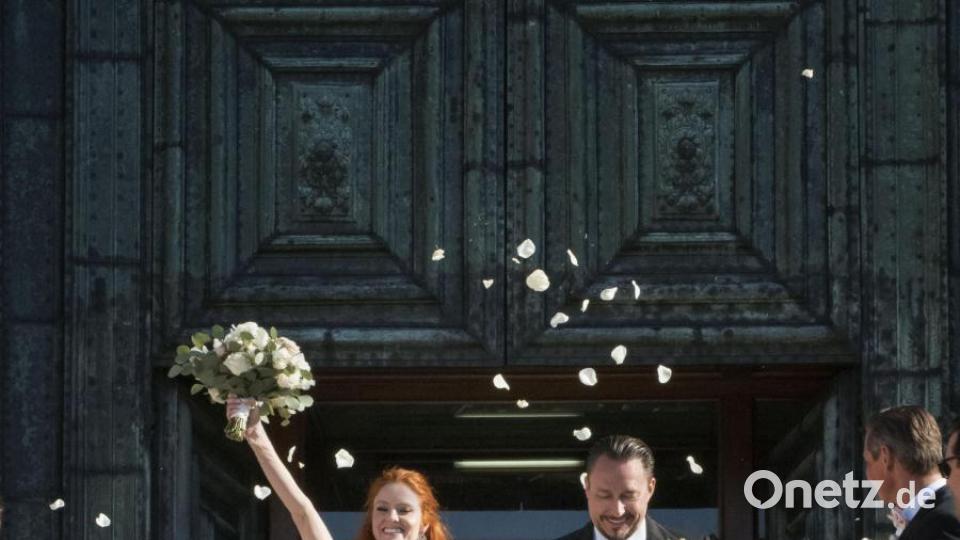 Der Gottesdienst ist zu Ende und Jubel bricht los. Das frisch vermählte Brautpaar auf den Stufen zur Kirche. Bild: Chris Singer