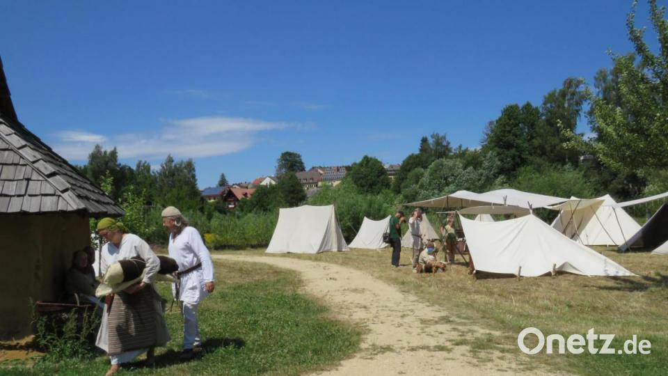 Bei herrlichem Wetter konnten sich die Besucher ausgiebig im Dorf umschauen und den Darstellern zusehen. Bild: ubb