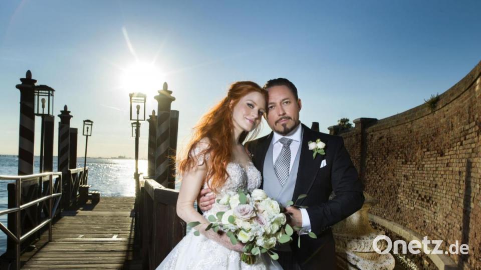 Ein Foto nicht nur für das Familienalbum der Meiers und Hallmanns: Barbara Meier (32) und Klemens Hallmann (43) glücklich verheiratet in Venedig. Bild: Chris Singer