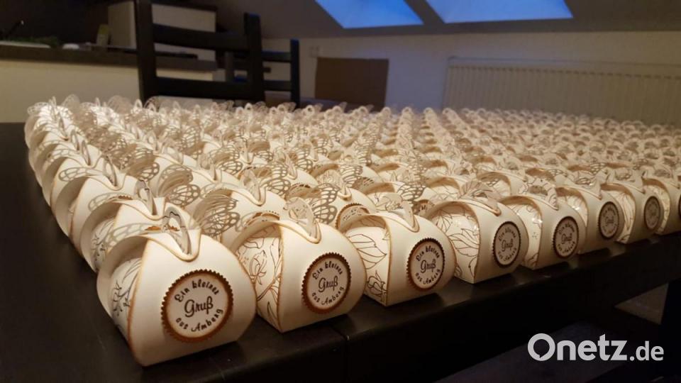 Gruß aus Amberg: Für die 300 Gäste hatte Barbara Meiers Cousine Schokolade aus der Oberpfalz besorgt. Bild: Chris Singer