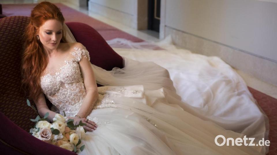 Das Brautkleid von Barbara Meier: Ein Traum in weiß mit durchsichtiger Spitze und langem Schleier. Bild: Chris Singer