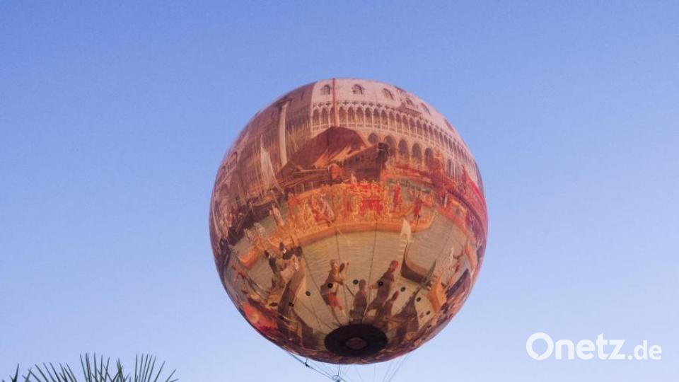 Märchenhaft war die Hochzeitsfeier der Hallmanns: Artisten mit riesigen Ballons begrüßten die Gäste zum Festmahl, Bild: Chris Singer