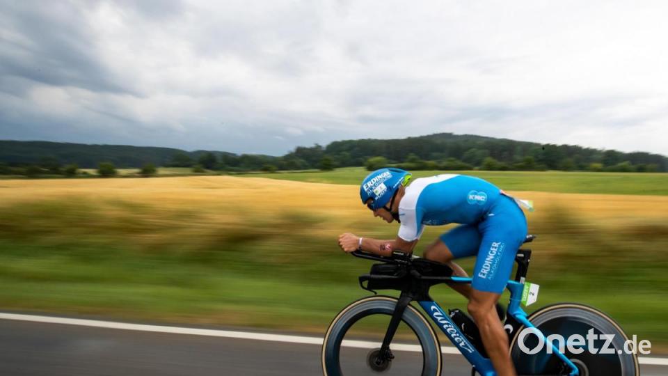 Andreas Dreitz aus Lichtenfels hat erstmals den Triathlon-Klassiker in Roth gewonnen. Bild: Daniel Karmann/dpa