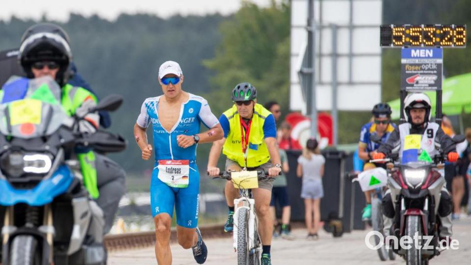 Andreas Dreitz aus Lichtenfels hat erstmals den Triathlon-Klassiker in Roth gewonnen. Bild: Daniel Karmann/dpa