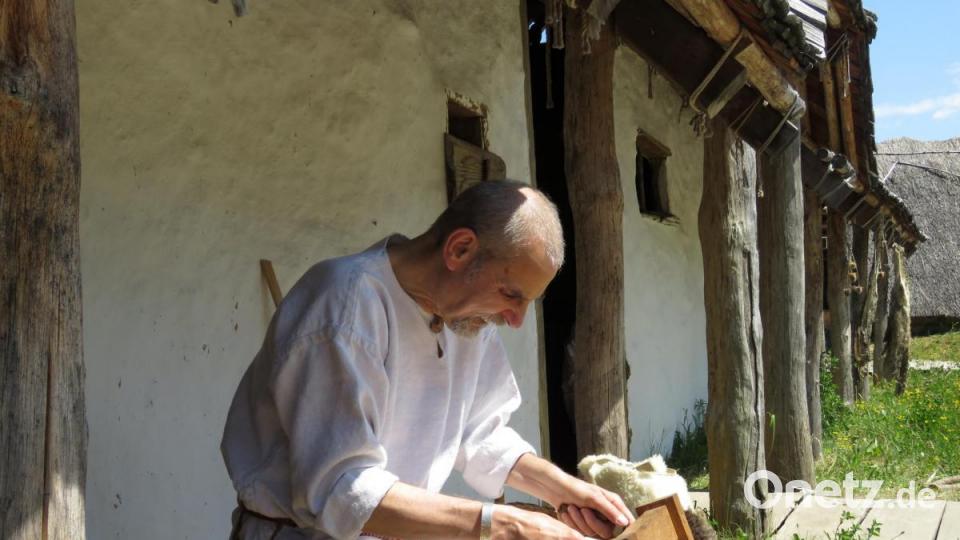 Bei den &quot;Slawentagen&quot; im Geschichtspark Bärnau-Tachov konnten die Besucher den Darstellern bei mittelalterlichen Handwerkskünsten über die Schultern schauen. Bild: ubb